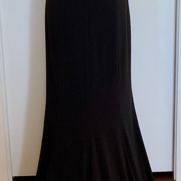 DRAMATIC ADRIANNA PAPELL OFF SHOULDER EVENING GOWN - Picture 4 of 6